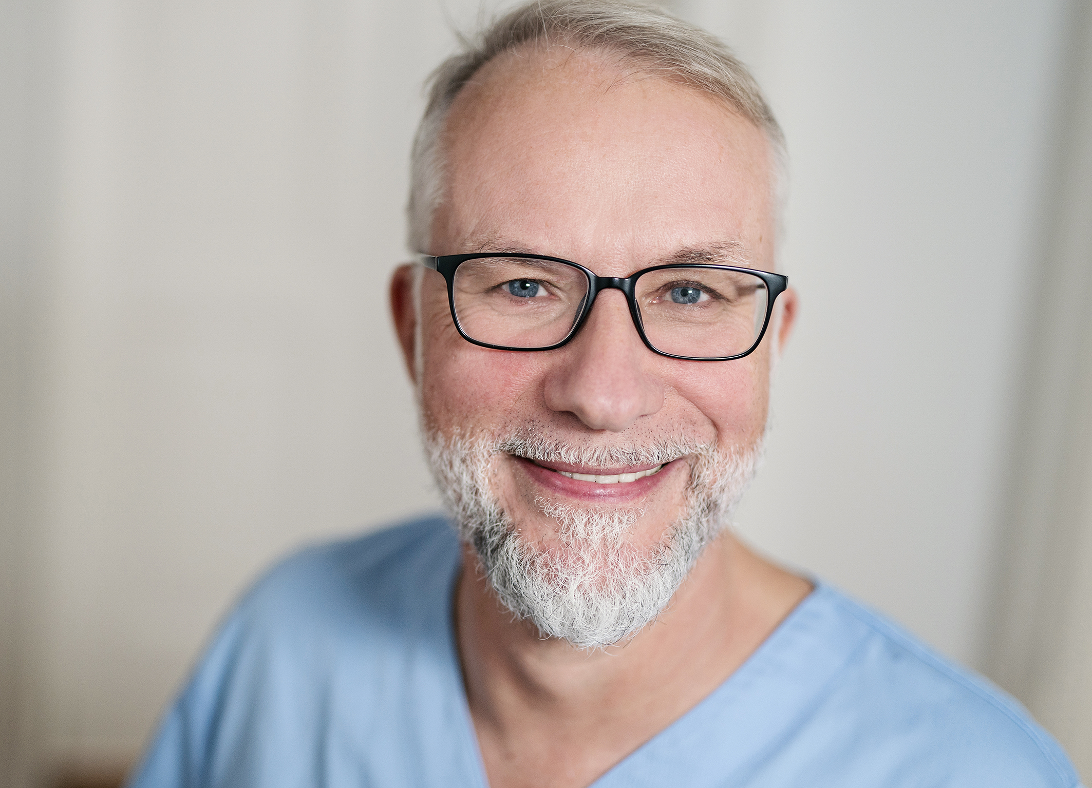 Dr. Pijahn in seiner modernen Zahnarztpraxis